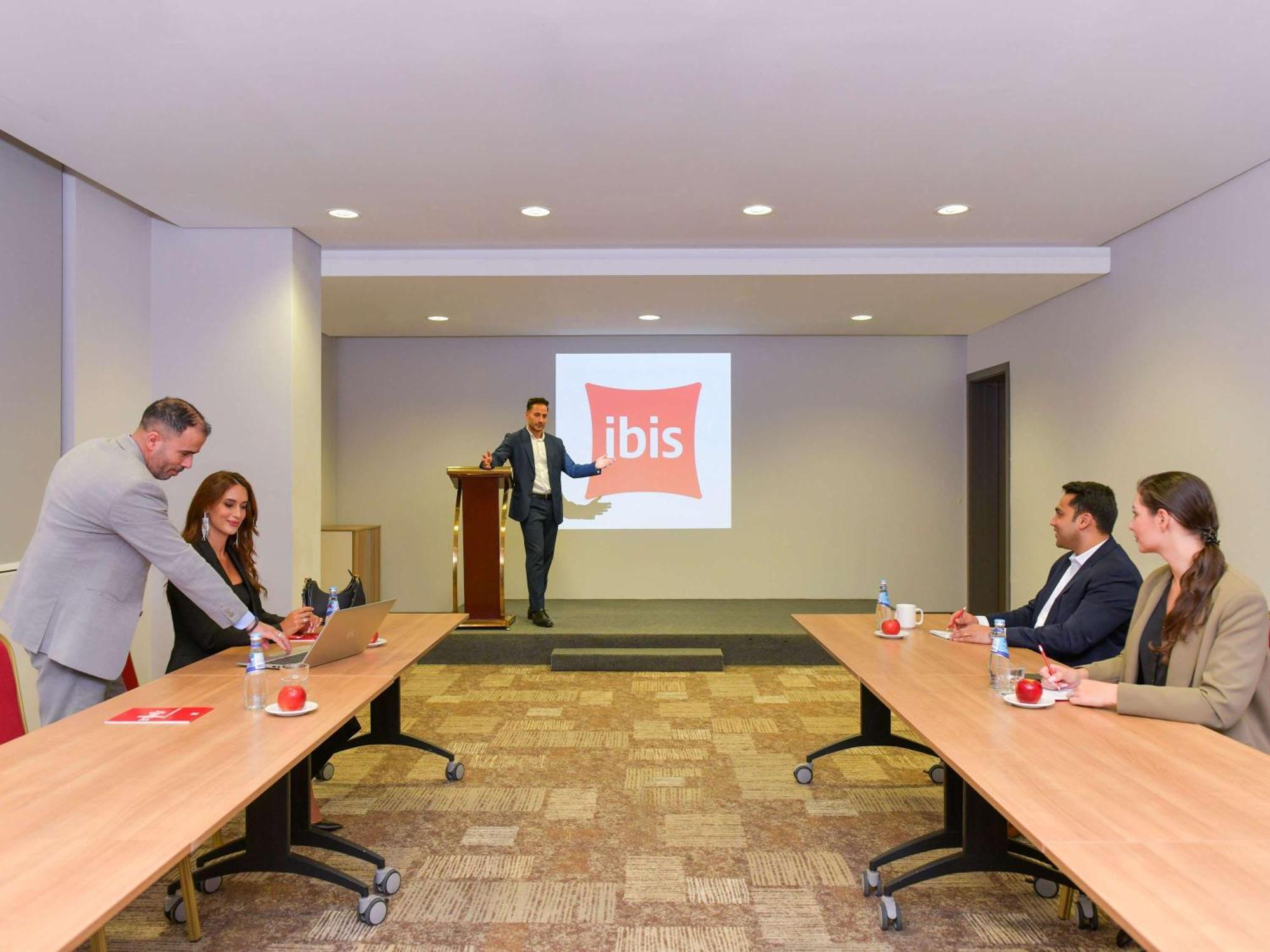 Ibis Doha Hotel Bagian luar foto
